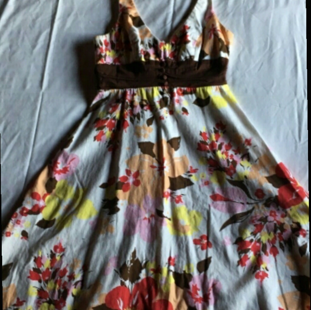 Sleeveless V-neck dress